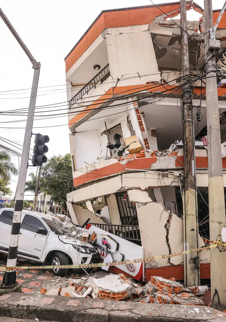 Edificio de tres pisos colapsado sobre un vehículo en Cali, acordonado tras el terremoto