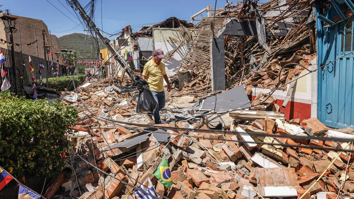 Habitante de Roldanillo, Valle del Cauca, camina entre los escombros que dejó el terremoto